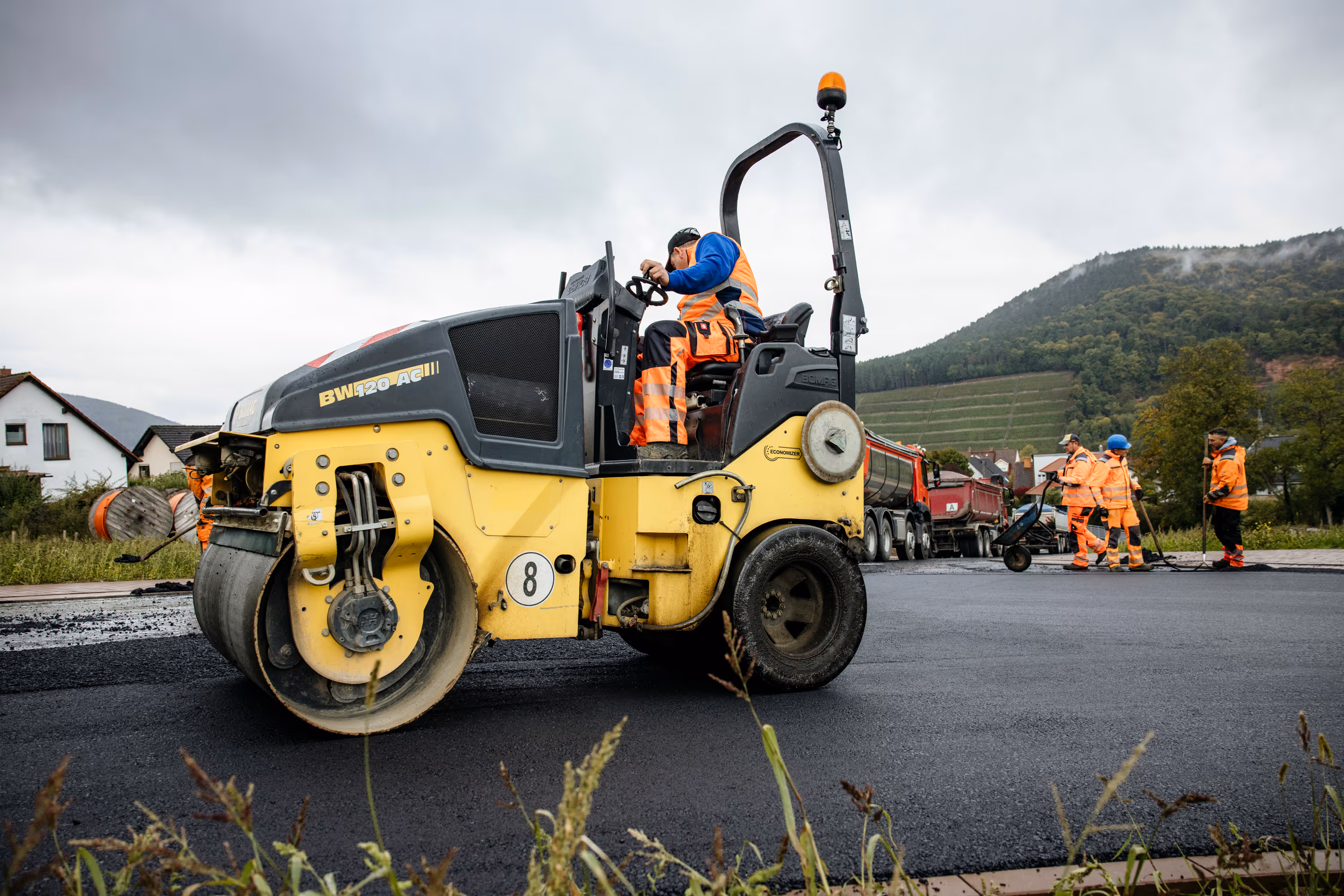 Straßenwalze verdichtet die Fahrbahn auf einer Baustelle der Zöller Bau GmbH