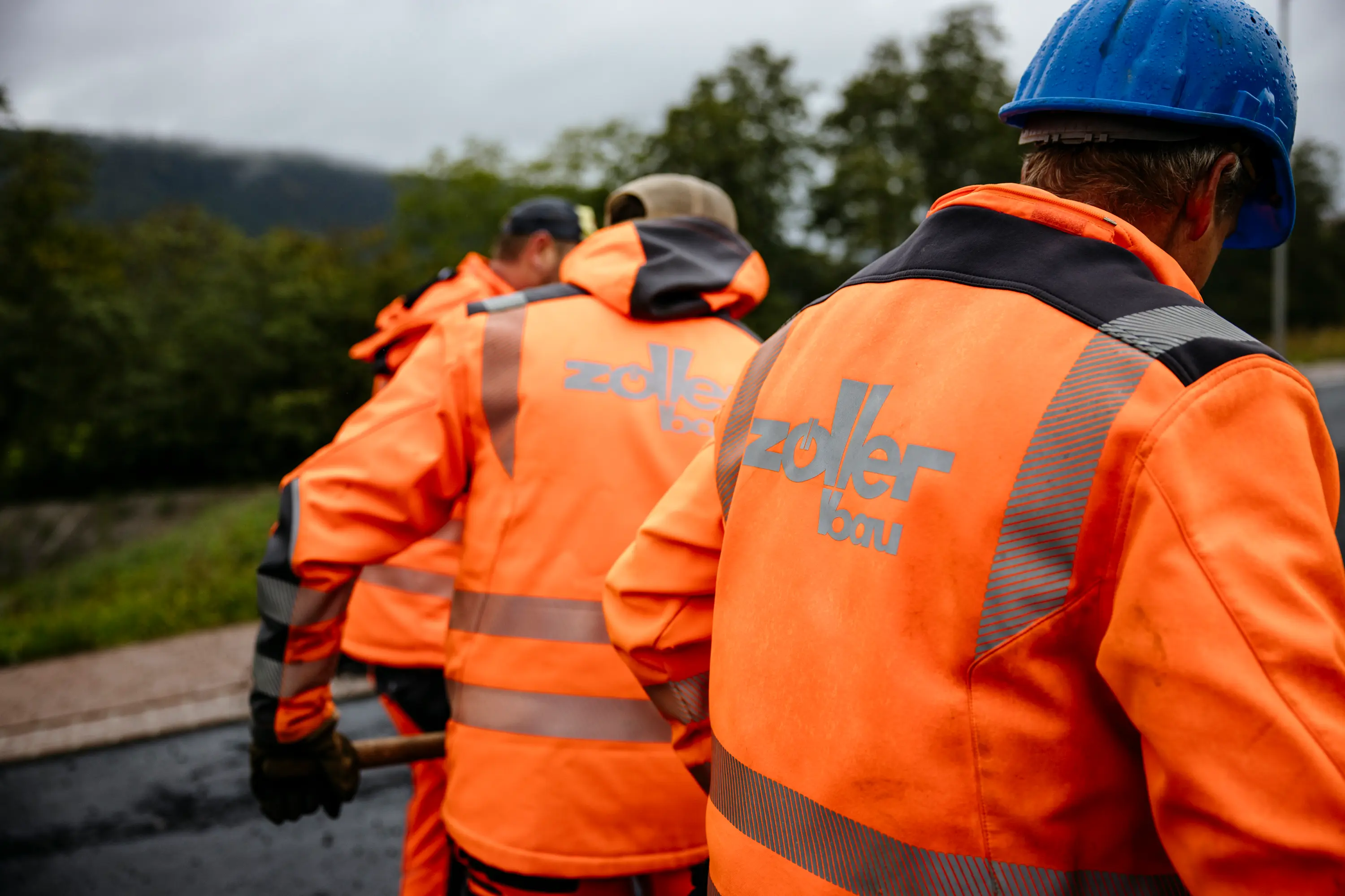 Bauarbeiter der Zöller Bau GmbH in Warnkleidung auf der Baustelle