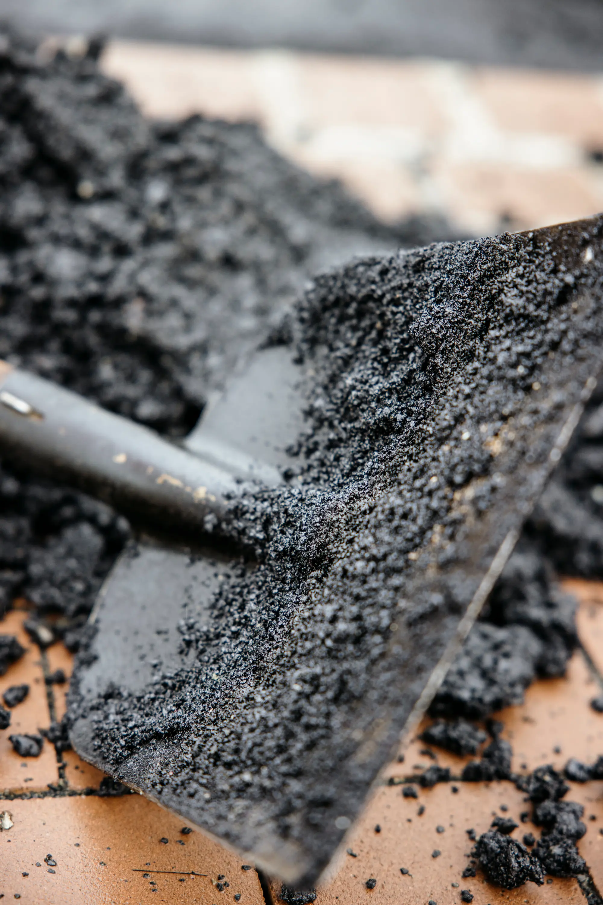 Frischer Asphalt bei Straßenbauarbeiten der Zöller Bau GmbH