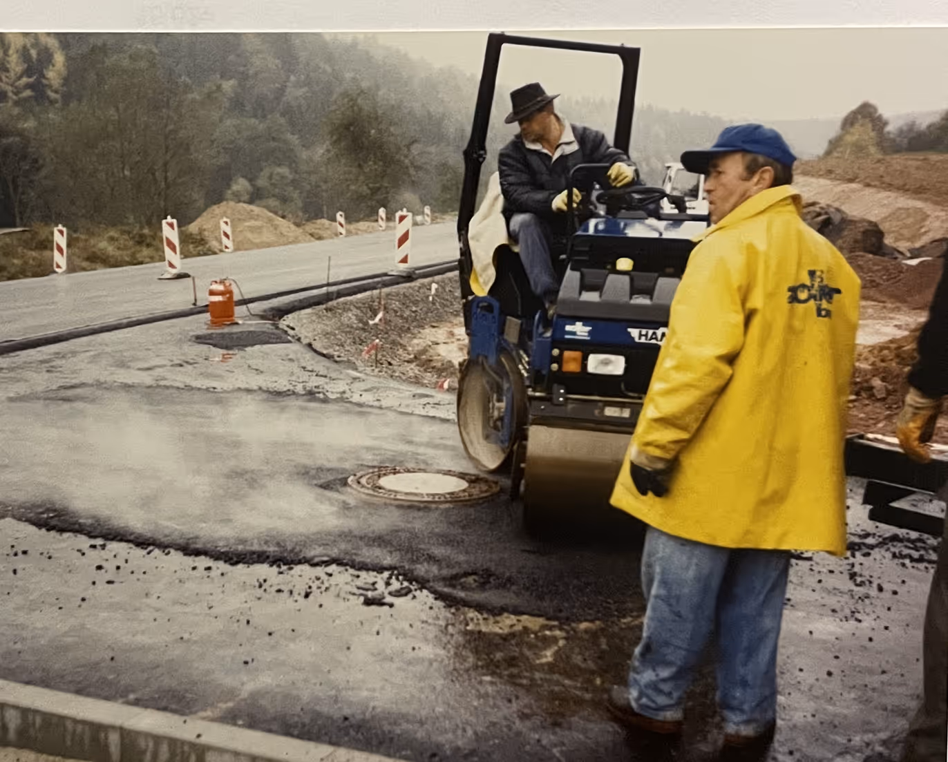 Mitarbeiter der Zöller Bau GmbH bei Straßenbauarbeiten
