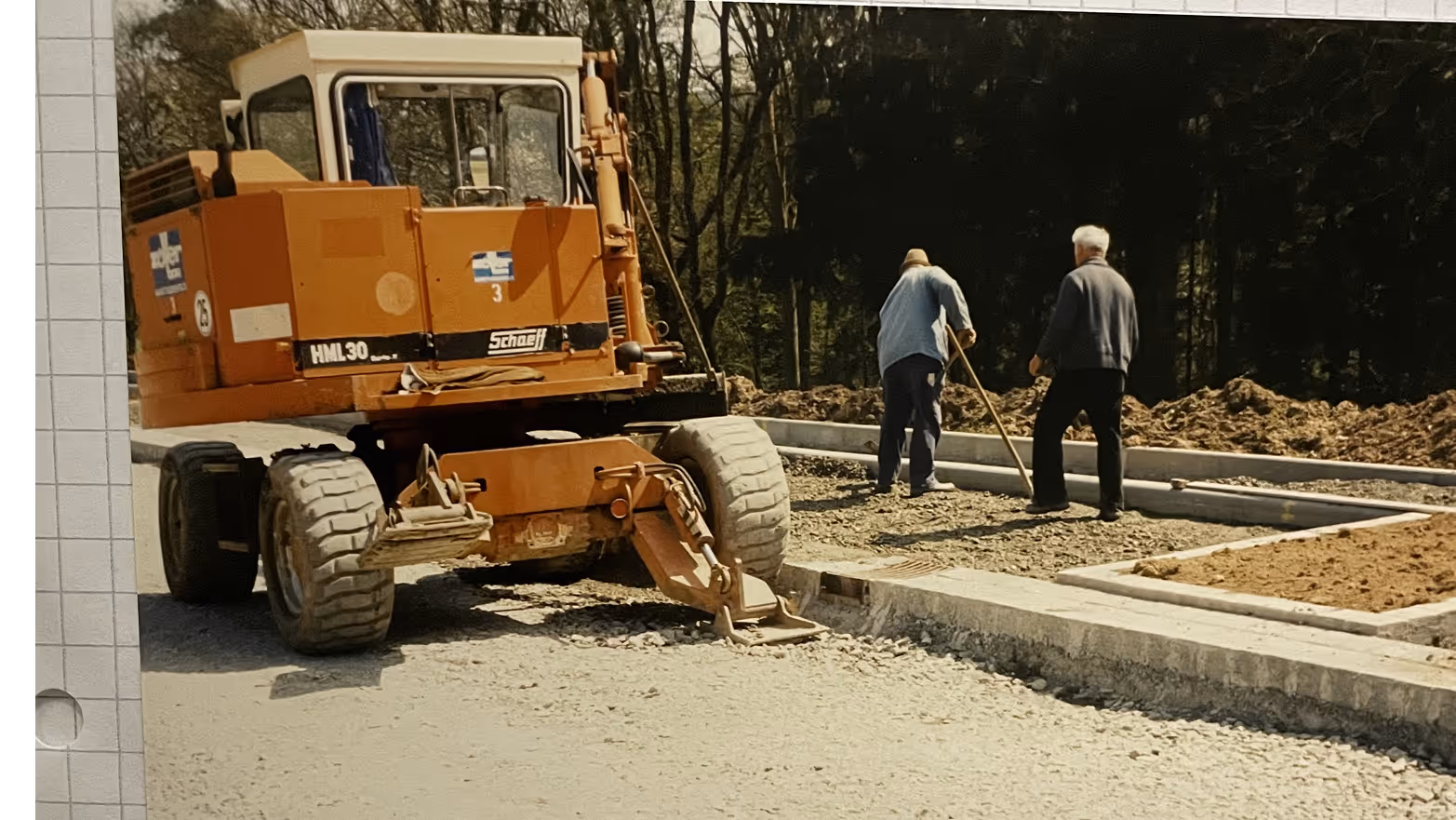 Baumaschine im Einsatz auf einer Baustelle der Zöller Bau GmbH