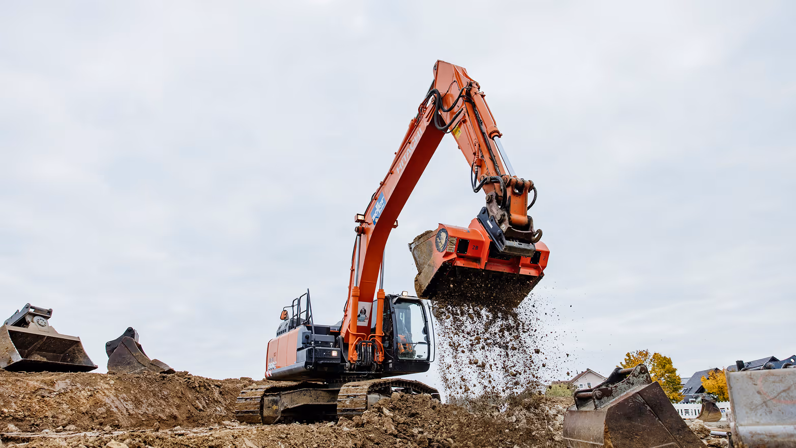 Bagger belädt Material auf einer Tiefbau-Baustelle der Zöller Bau GmbH