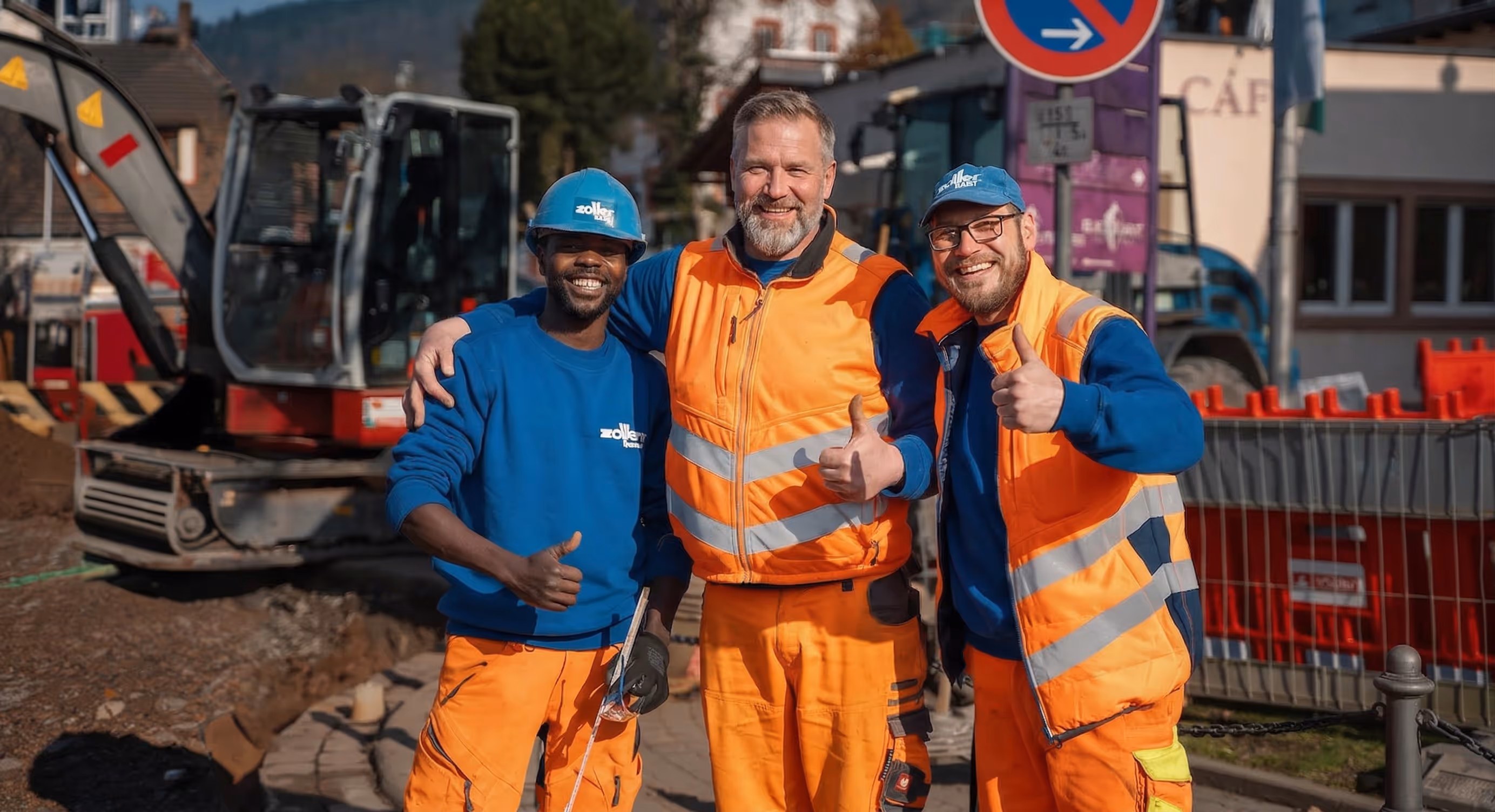 Bauteam der Zöller Bau GmbH vor einem Bagger