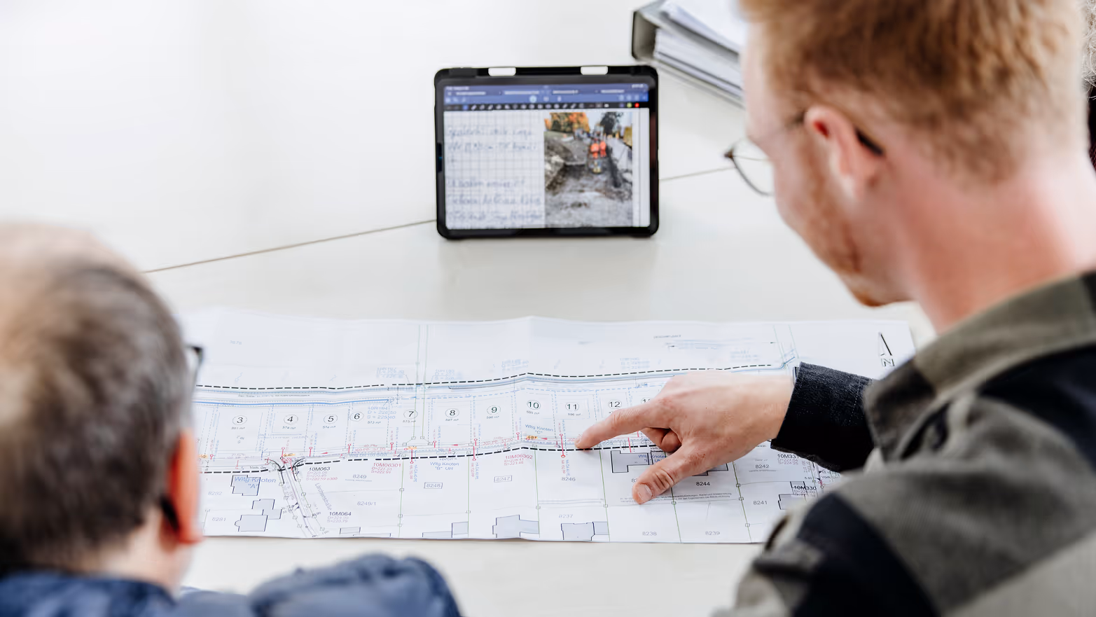 Bauplanung der Zöller Bau GmbH mit Plänen und Tablet