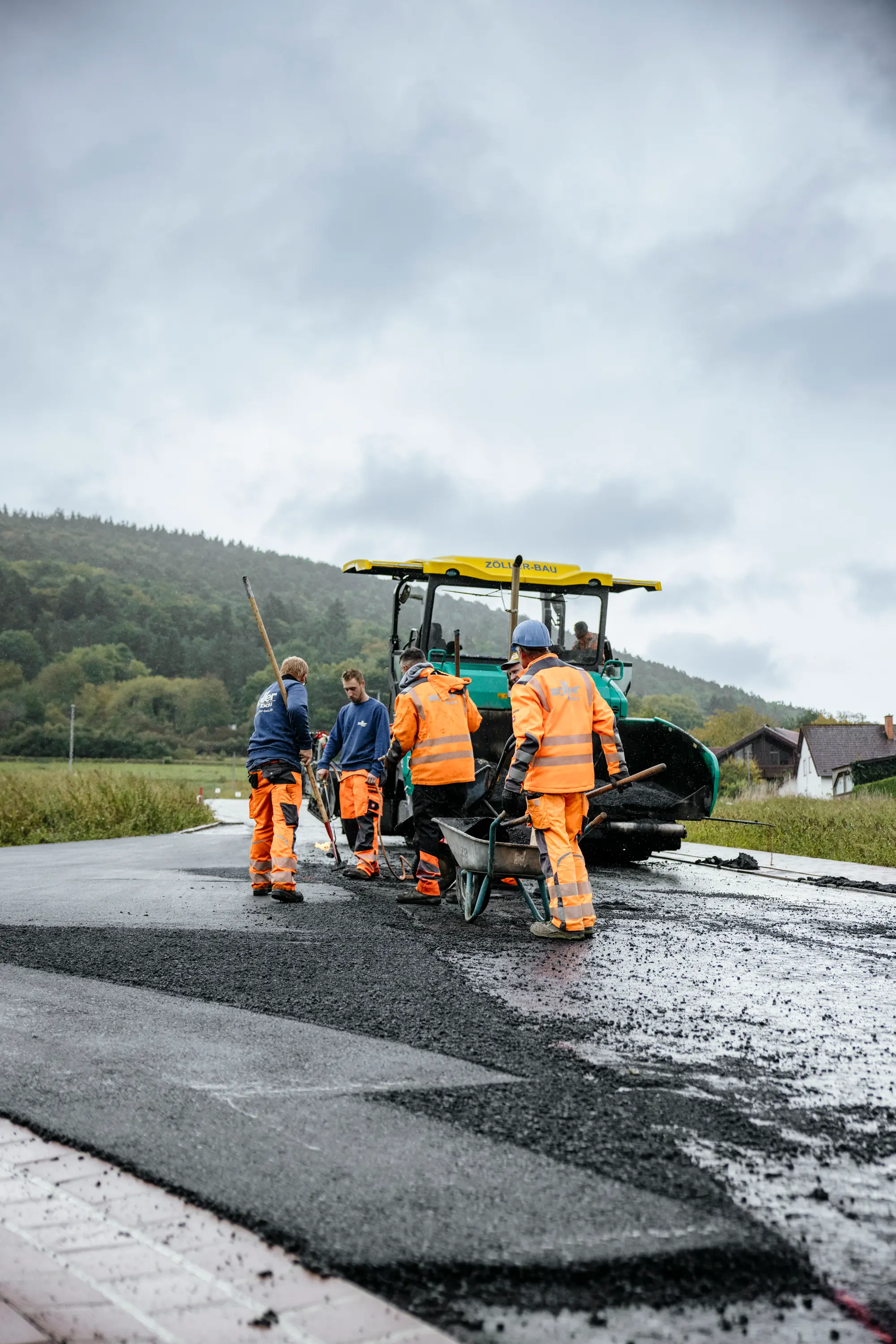 Straßenfertiger der Zöller Bau GmbH beim Asphalteinbau