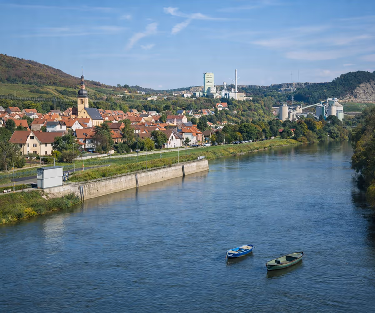 Luftaufnahme einer Ortschaft am Main in Unterfranken