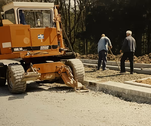 Baumaschine im Einsatz auf einer Baustelle der Zöller Bau GmbH