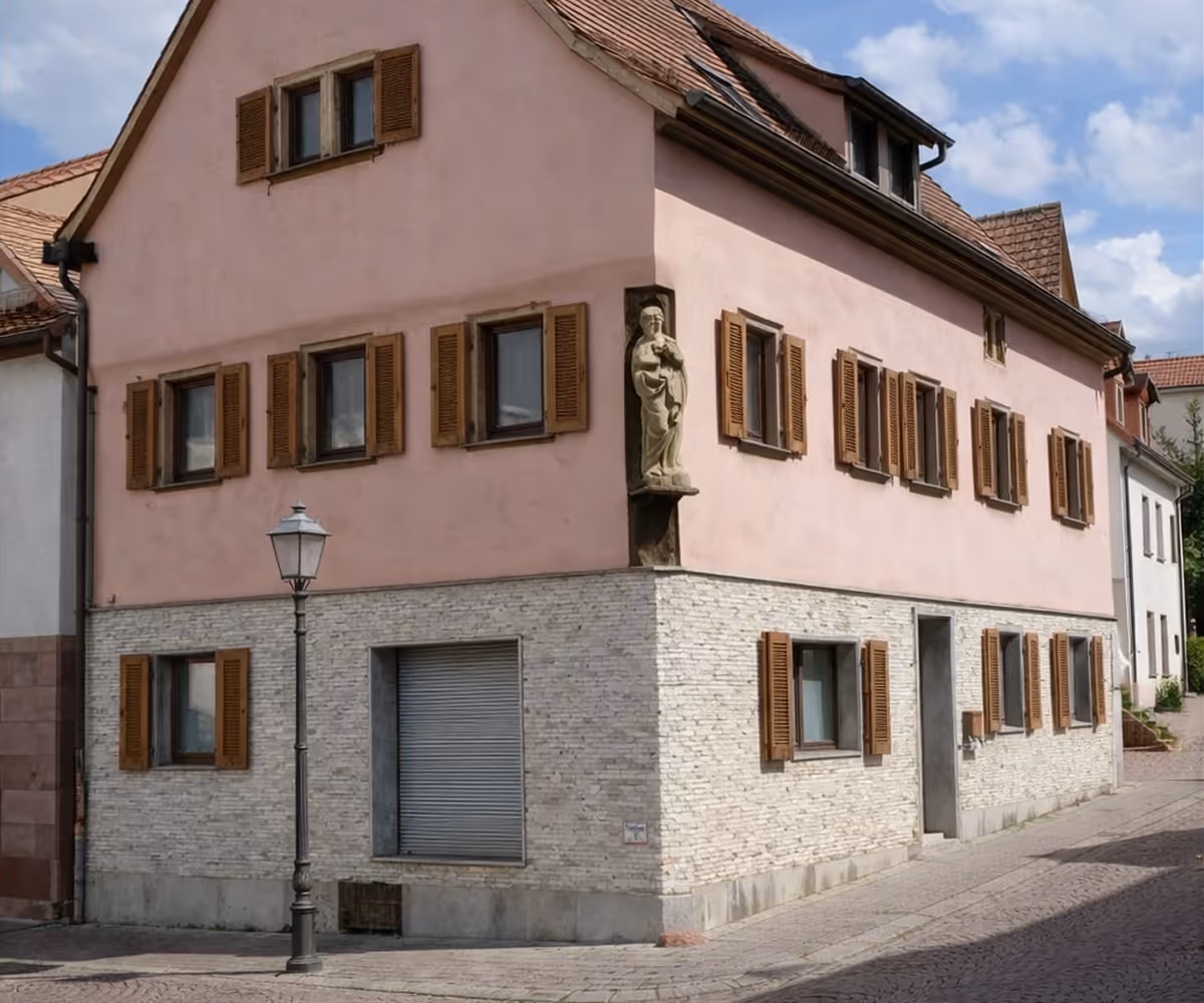 Historisches Gebäude in einer Ortschaft in Unterfranken
