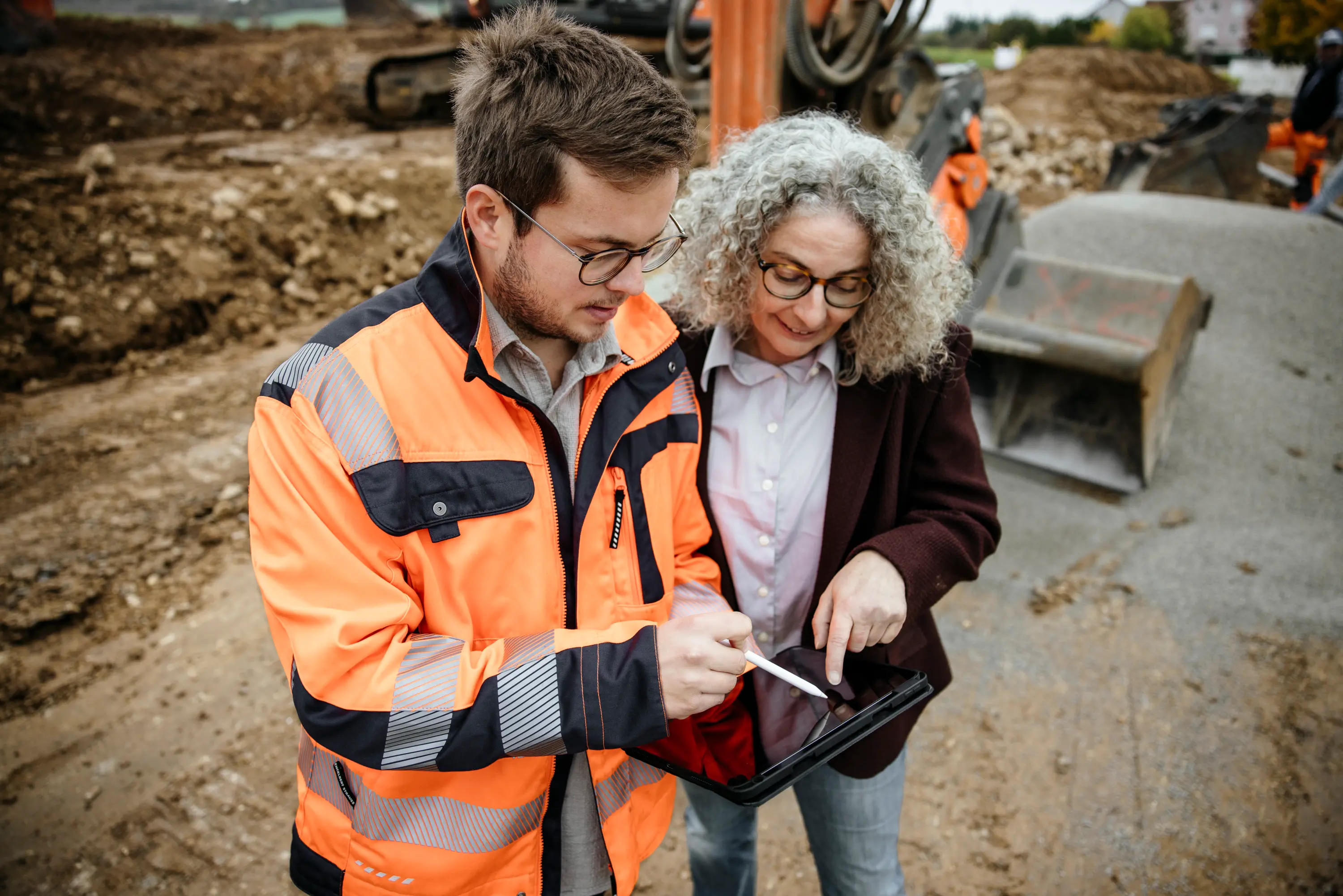 Mitarbeiter der Zöller Bau GmbH bei der Arbeitsbesprechung